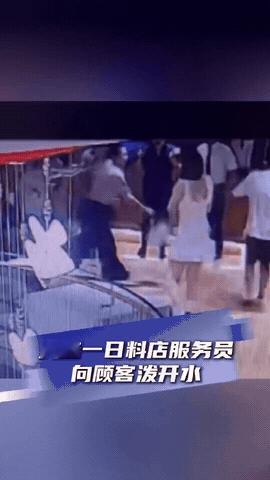 万万没想到！辽宁大连，日料店服务员突然捂肚子倒在地上，顾客连忙上去搀扶，没想到服