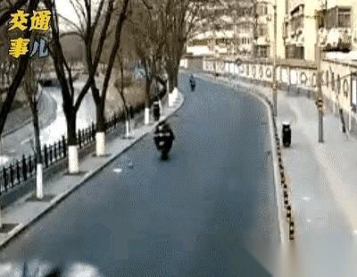 把人撞倒了，车停了一下。就那一下，我以为他但凡是个人，会下车。结果，他只是从