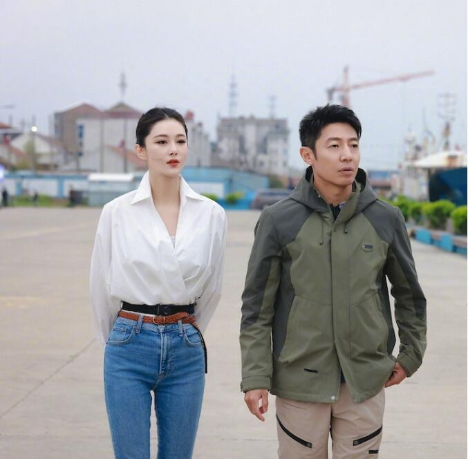 不愧是比刘亦菲都要有气质的女演员，和撒贝宁的同框，美出了圈。人家不刻意打扮，一件