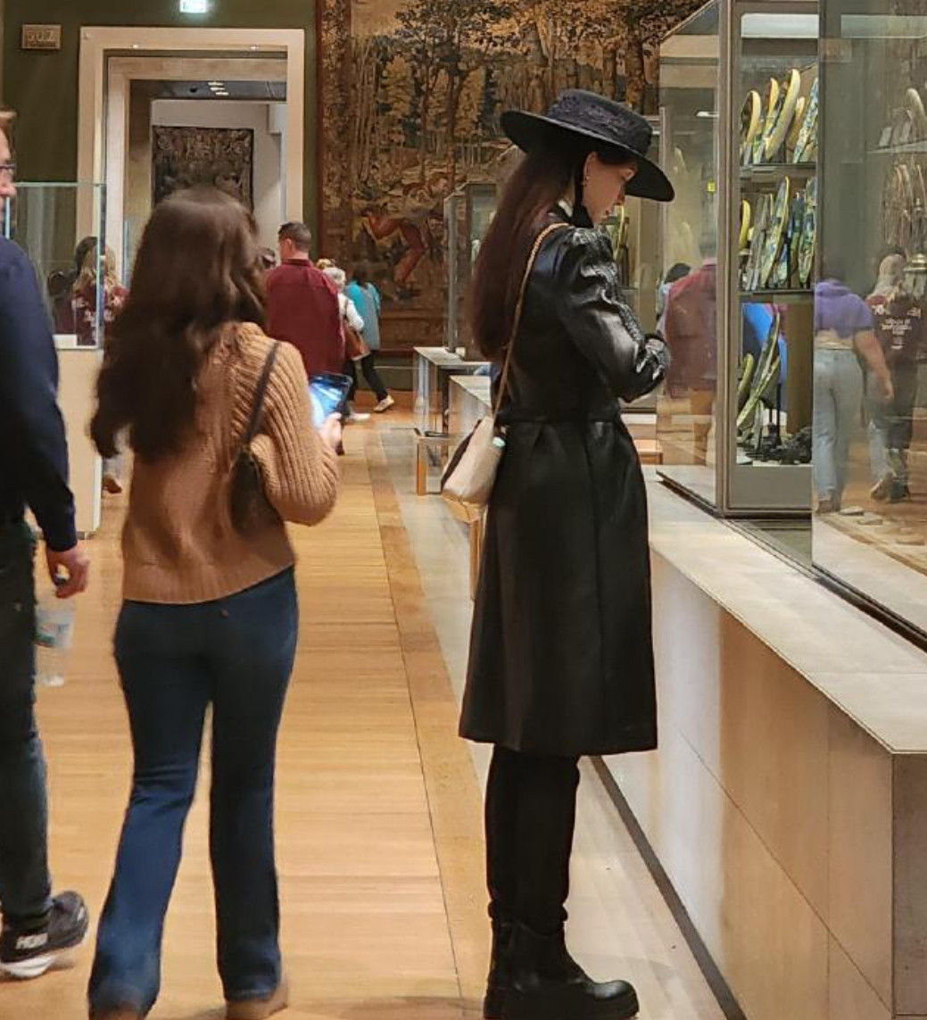 法国卢浮宫被偶遇的林<em>志玲</em>，穿长款皮衣又高又瘦好漂亮。<em><em>志玲姐姐</em></em>就是<em><em>志玲姐姐</em></em>！还是那么美