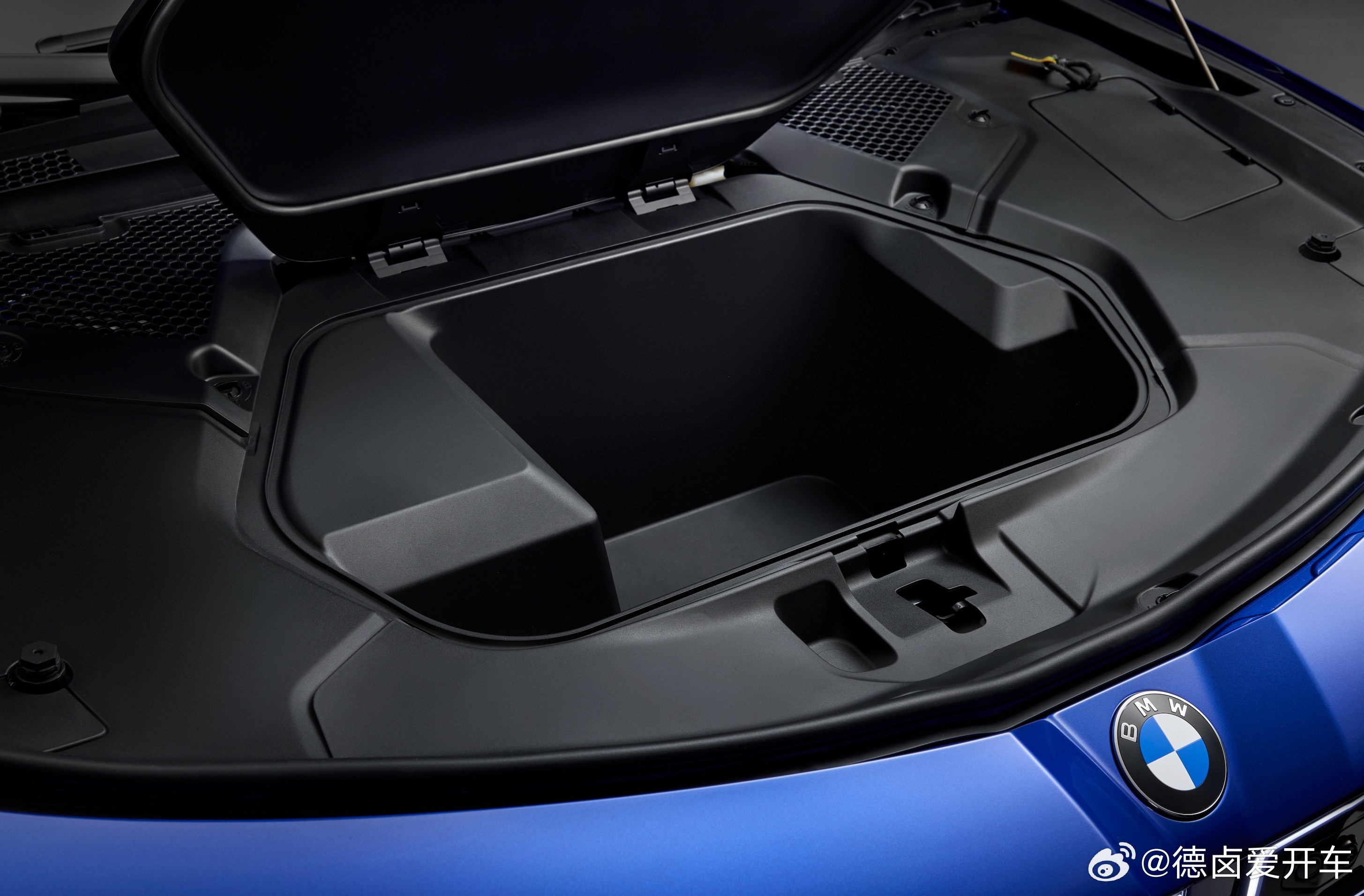 全新宝马i3有一个原装前备箱，看起来里面的空间布局造型还不太规则。为啥说原装？因