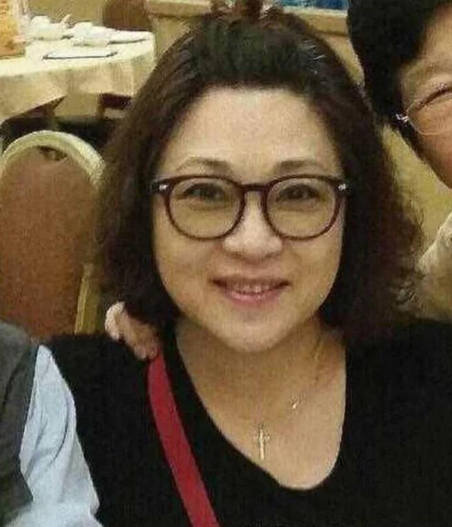 过得好不好，老了再看。晚年的黄秋燕过得比前夫李连杰要好，不但变得越来越美，富贵知