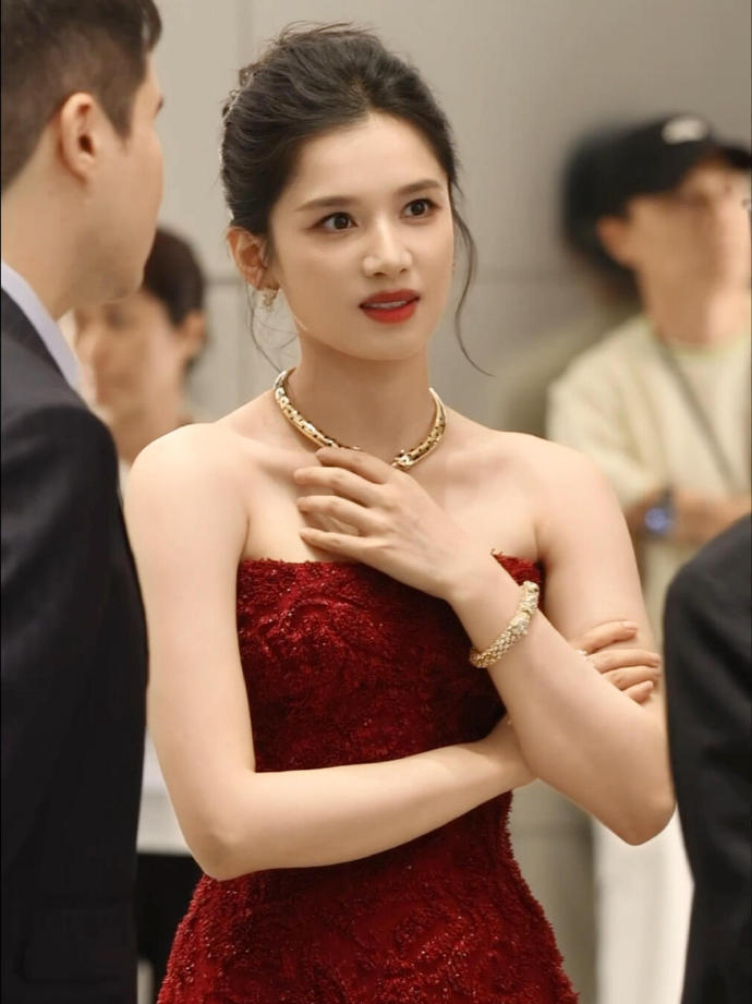 张婧仪摘披肩露大红礼服不管张婧仪穿什么礼服首先看到的是她神态自然松弛线条流畅柔和