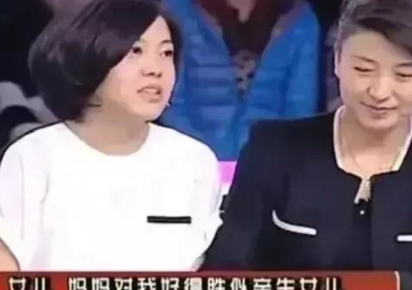 2017年，45岁的闫学晶再度怀孕，当时已经当外婆的她再三犹豫，孝顺的儿子林傲霏