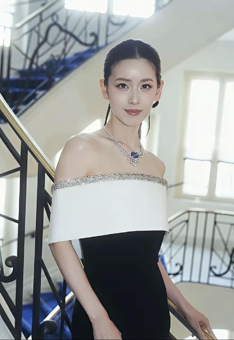 章泽天是长的好、嫁的好的好命女。32岁的她恰似蜜桃成熟时，正处于颜值巅峰期，每