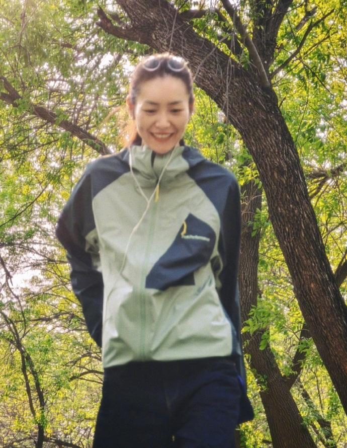 今天刘雯拍摄了一组很美的自然大片，她这次真的是在放飞自我，展现出了满满的青春活力