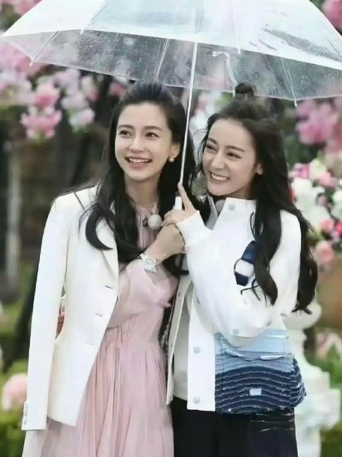 跑男时期的杨颖和迪丽热巴，当时节目组是怎么找到这一对美女的？​​​​