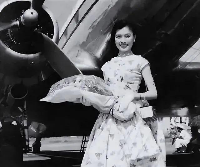 1948年，年轻漂亮的国军上校妻子陈愉照顾丈夫住院期间，惨被欺负，事后，院方劝她
