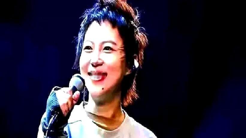 李亚鹏直播间本来冷清，两千多人晃悠。窦靖童推门进来，卫衣一裹，端起茶就皱眉