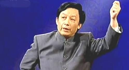 易中天称不上是一个有良知的“学者”。一个从未提及近二三百年西方列强对外侵略杀戮