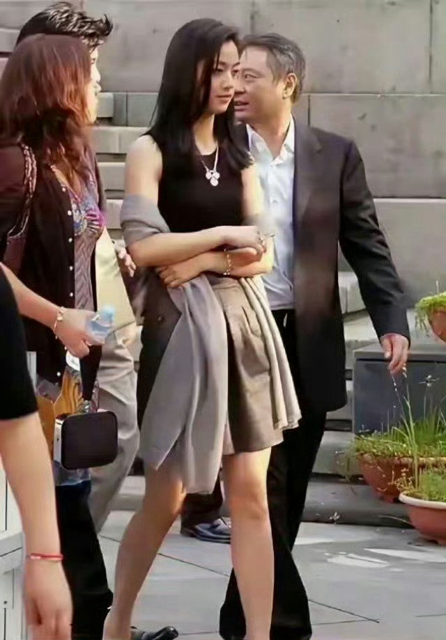汤唯大学时期的照片，难怪当年李安梁朝伟会选她当女主角！ ​​​