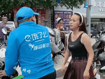 这算正当防卫吗？女孩子仗着自己学过几招跆拳道盛气凌人，与外卖小哥发生争执时发生