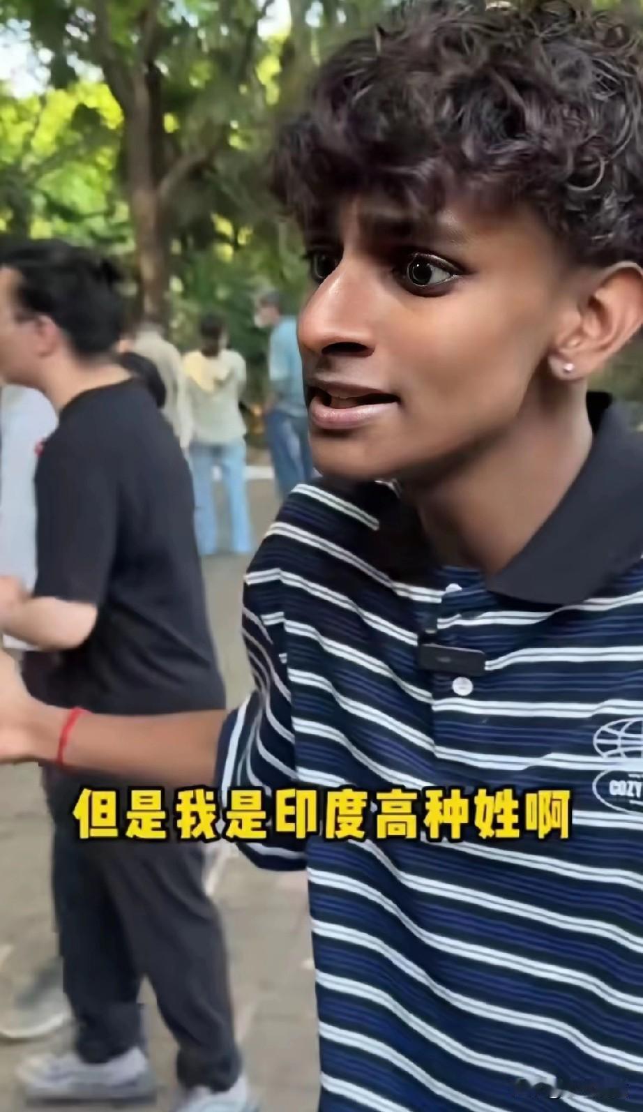 不得不佩服，这个小伙来到国内相亲是如此的自信，从他的眼神中，从他抬起下巴的动作中
