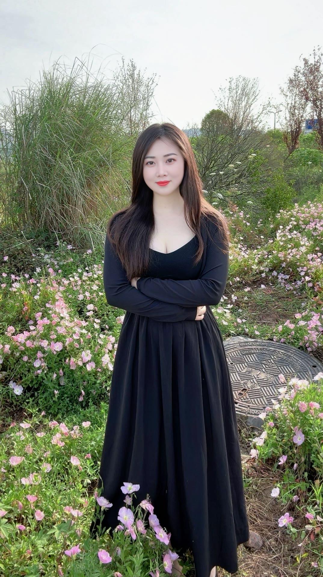 "热爱自由，我们坚定不移地追求个人与思想的解放，以无畏的勇气和坚定的决心，铸就属