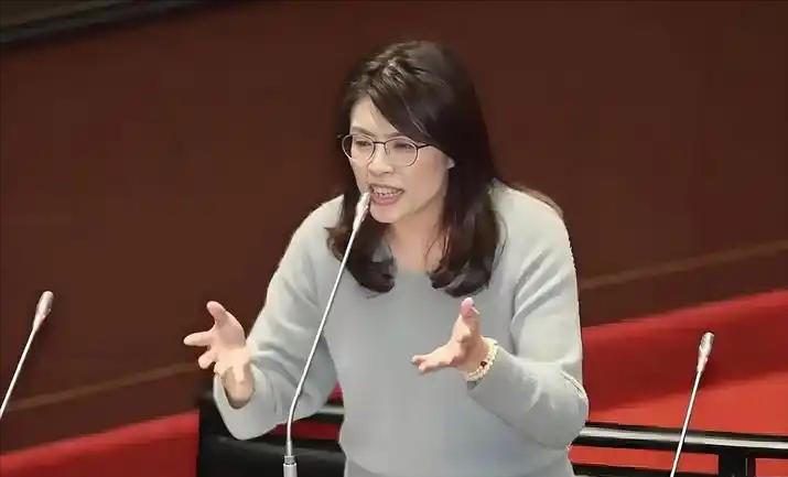 是虎也得给我扒着！卢秀燕去美国，真是把野心写在了脸上。11天跑了波士顿、纽约、华