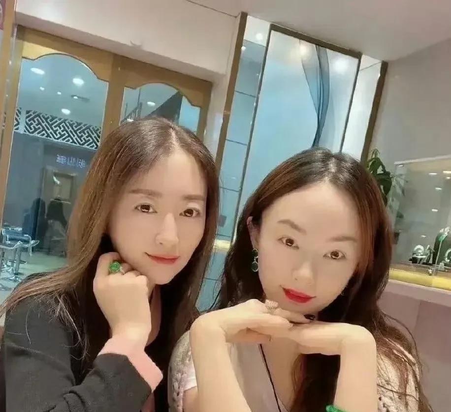 现在的霍思燕确实富态得很明显，看着就是生活滋润的模样和姐妹们下午茶时，那打扮、配