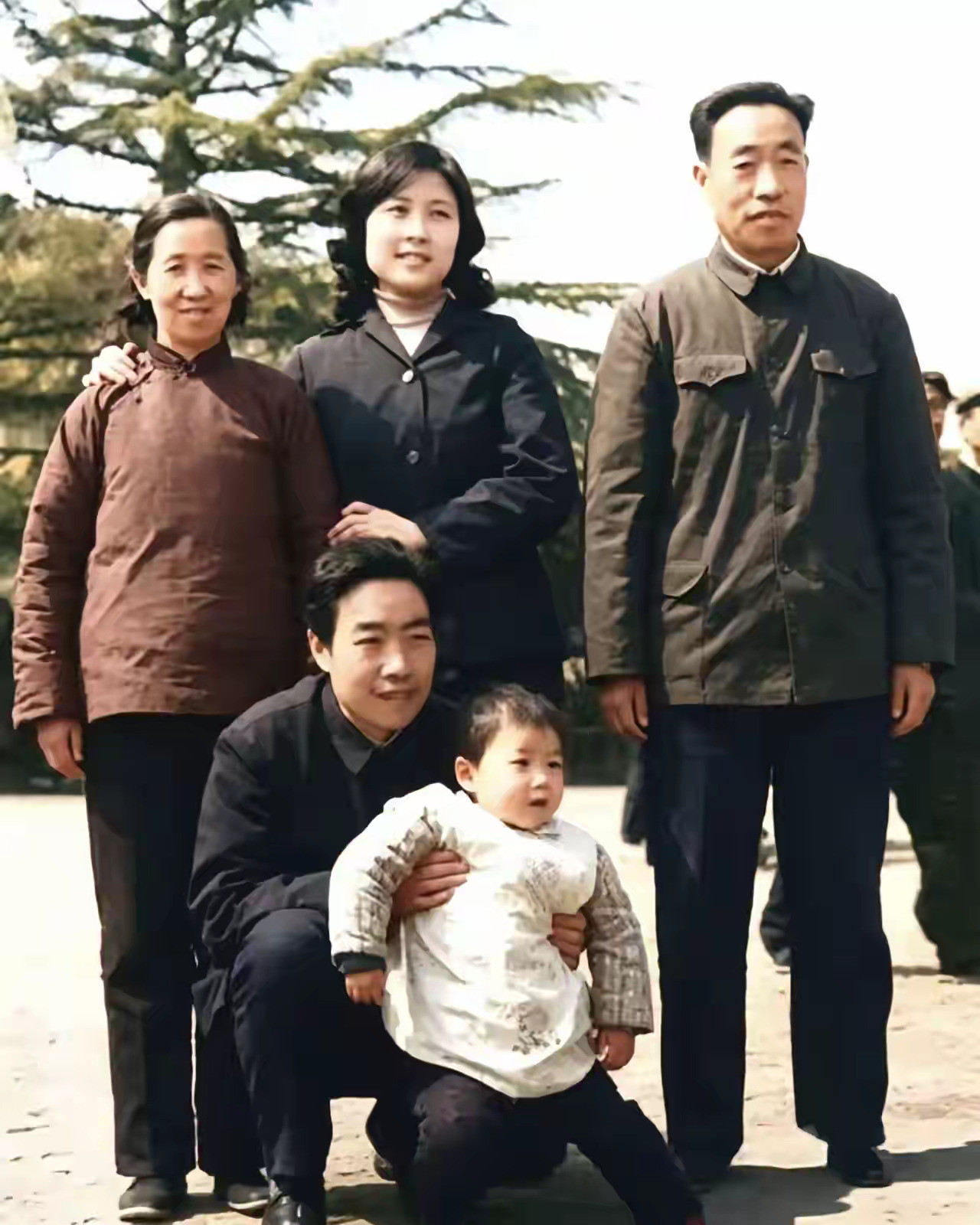 1982年，时任西安文联《长安》文学月刊编辑的贾平凹（蹲着抱孩子者）与妻子韩俊芳