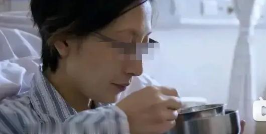 上海26岁女博士怀孕五个月查出胰腺癌，丈夫凑了200万为她治病，谁料，女子竟哭着