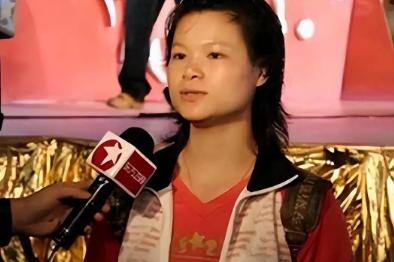 她是中国培养的奥运冠军，退役后却339万卖掉所有金牌，随后一转身，她带着家人，举