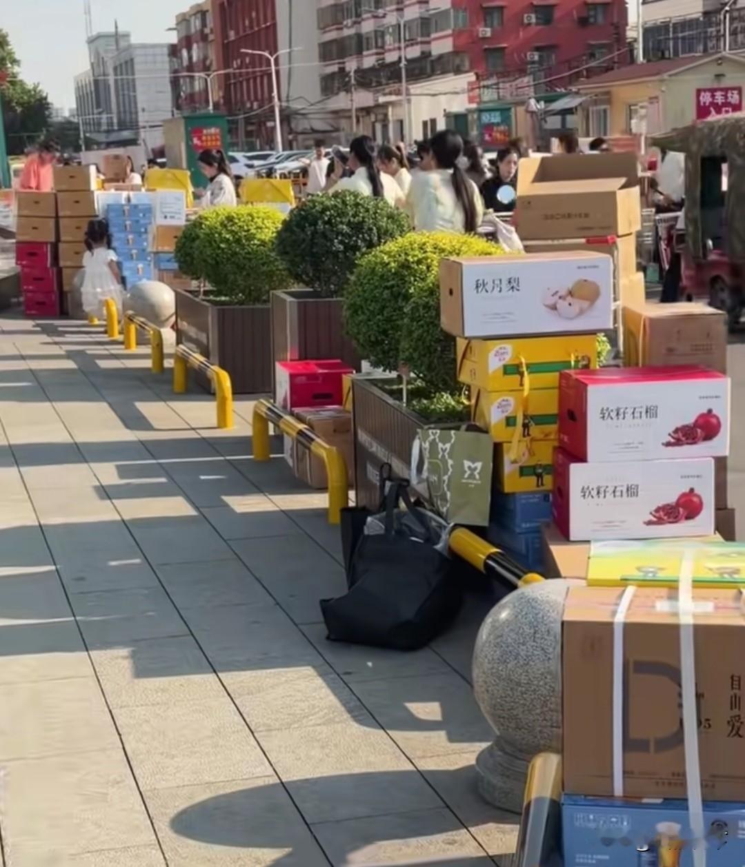 胖东来发中秋节礼品了，每人7大箱，包括自营果汁、精酿啤酒、软籽石榴、秋月梨、猕猴