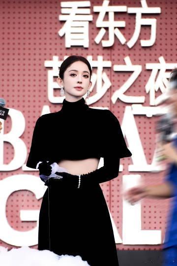 娜扎的芭莎第二套造型天呐，娜扎这一身芭莎造型直接美出新境界！那灵动的双眸似藏着