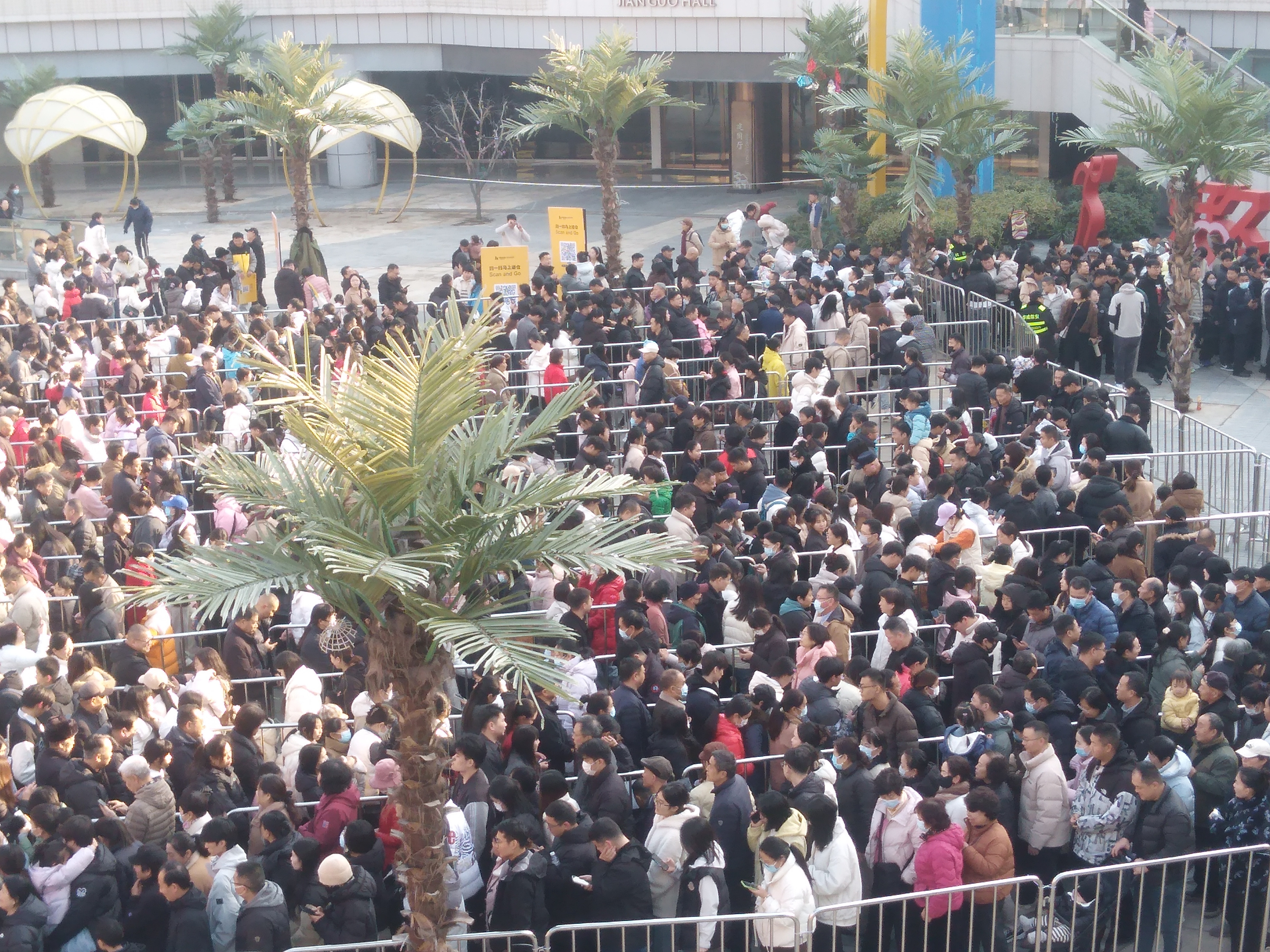 郑州荟品仓开业人山人海