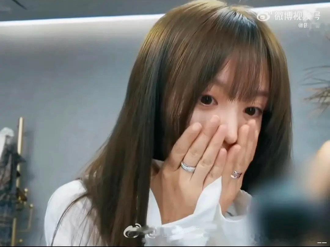 原来女明星的头发也会染不匀，发型师的手法这么生疏吗？