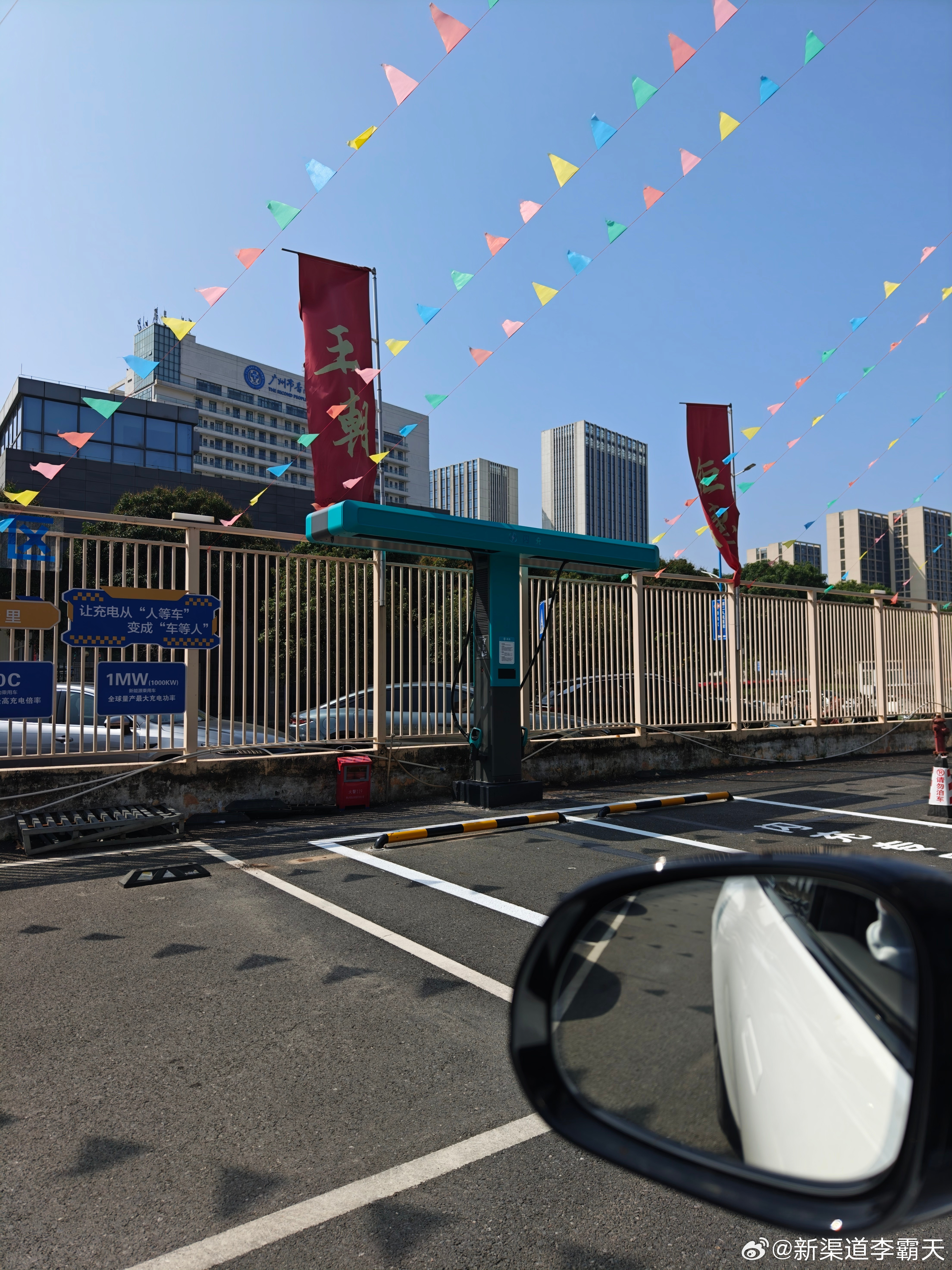 实地考察：比亚迪的闪充站能用了吗？目前大部分已建的闪充站主要都是在4S店内，基本