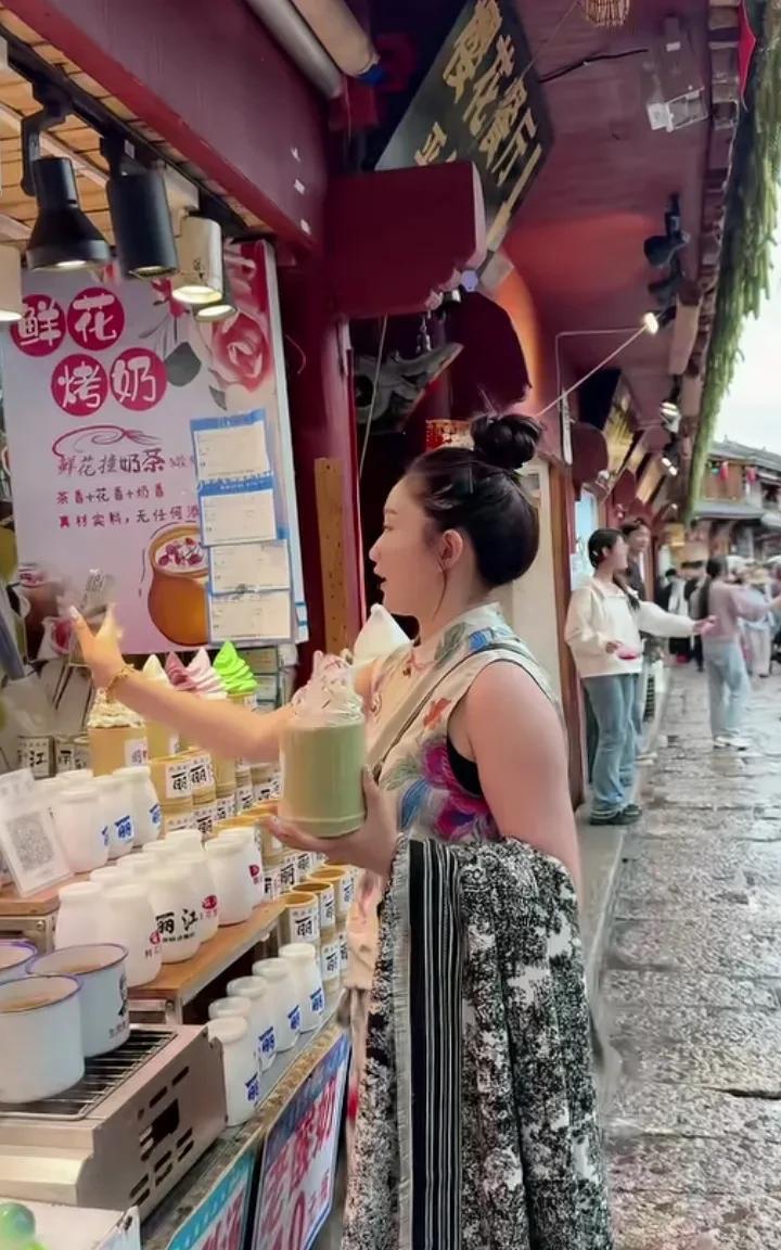 太“坑”了，一女孩在云南古城买了一杯奶茶，付了9块9毛钱，刚要走，被店老板拦住：
