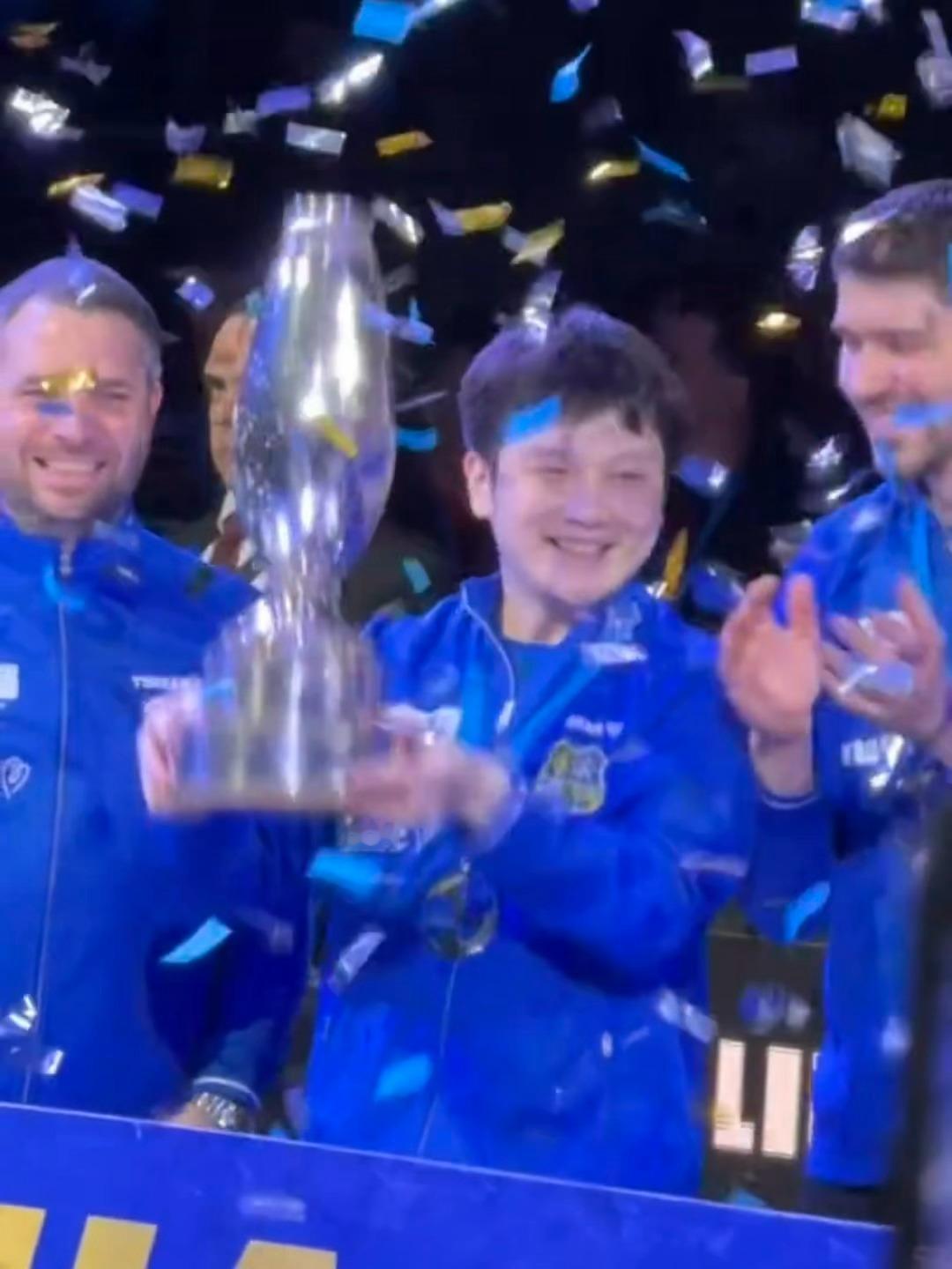 长得真好看啊真好看啊和金色彩带最配了德国杯决赛