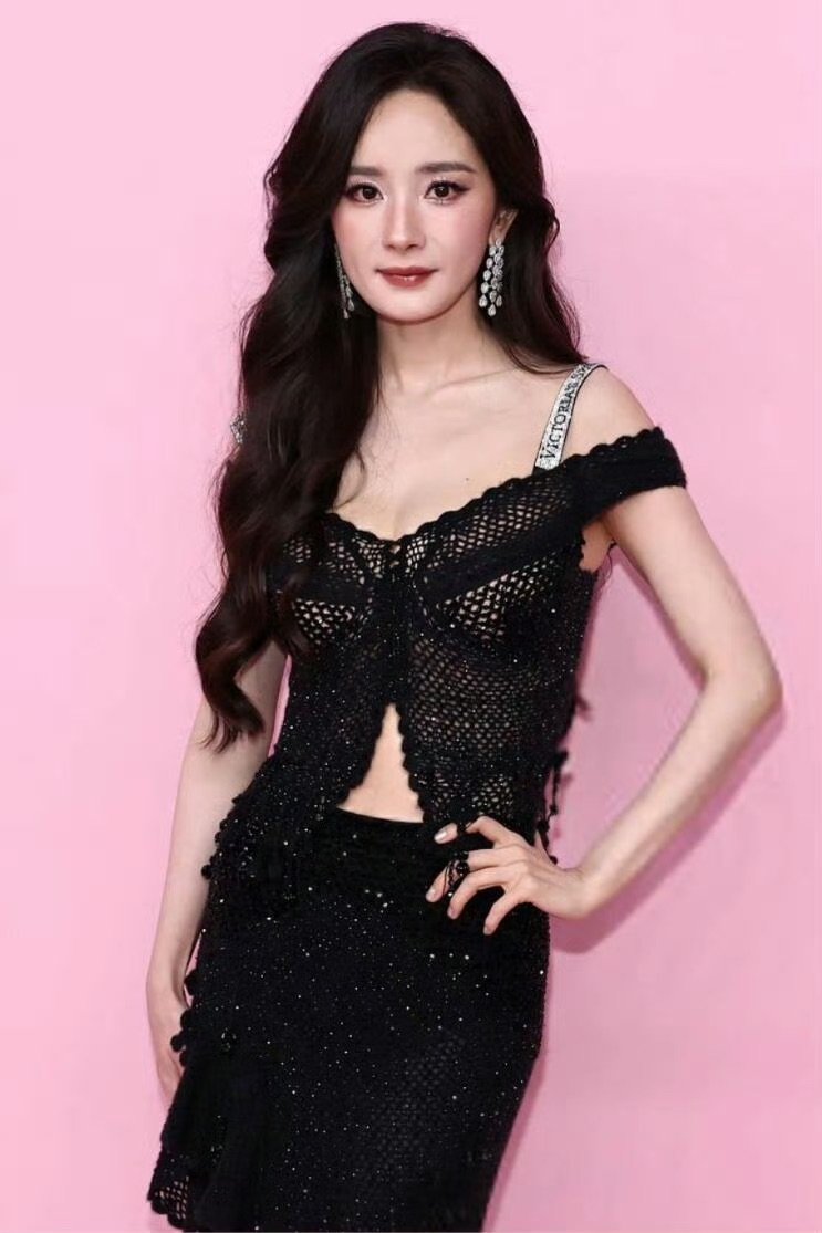 杨幂维密大秀生图杨幂黑色镂空高定裙粉毯焦点非杨幂莫属！一袭黑裙勾勒曼妙曲线，镂空