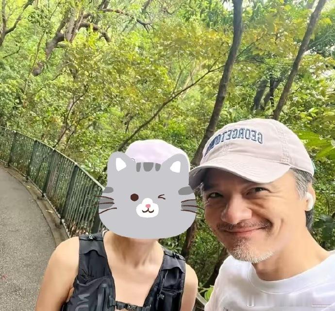 香港半山偶遇舒淇老公冯德伦虽然老了但依旧好有男人味好帅​​​