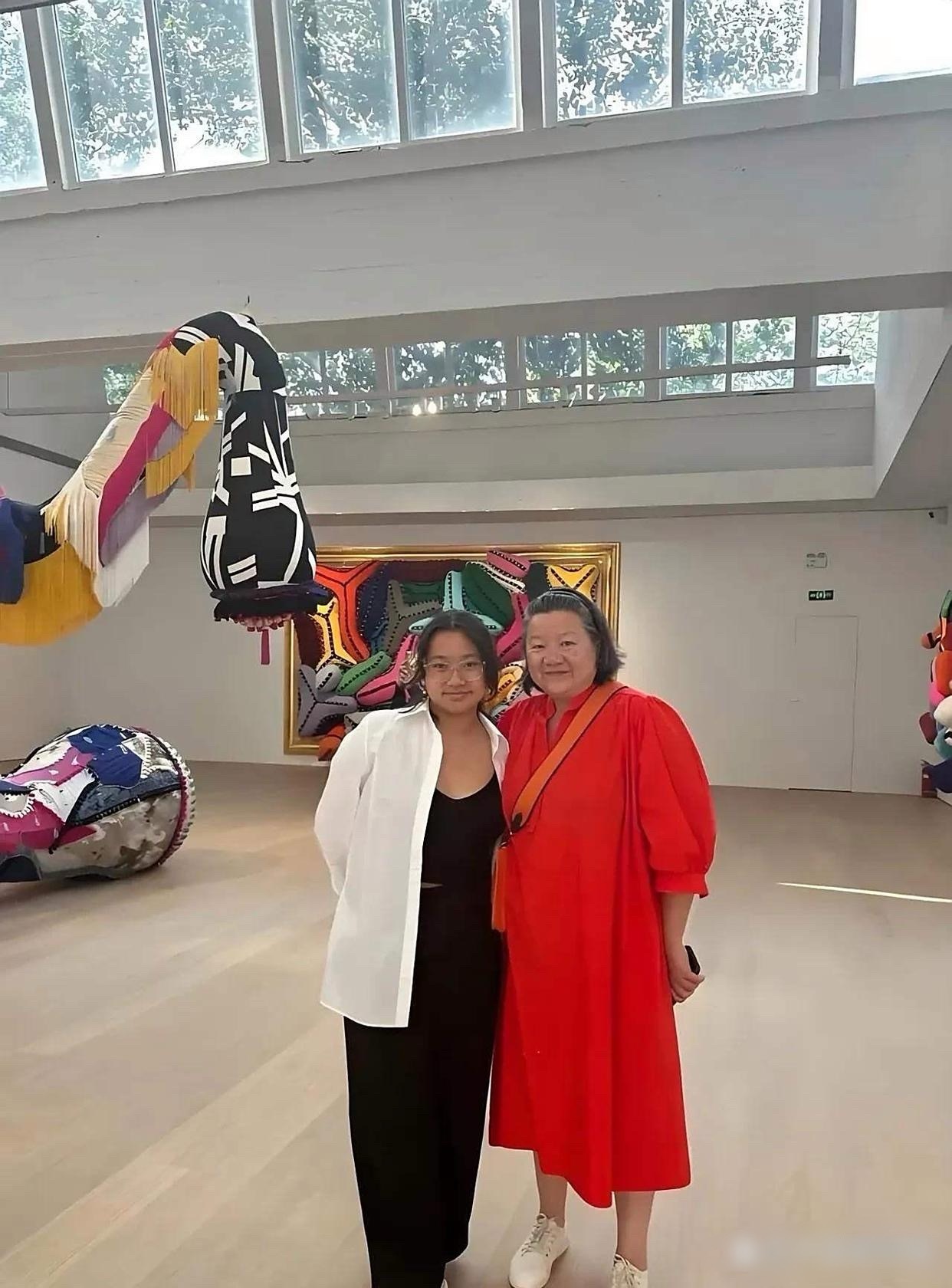 不知道陈凯歌若见这张照片，心底或许会泛起别样滋味。画面里前妻洪晃与女儿在艺术馆合