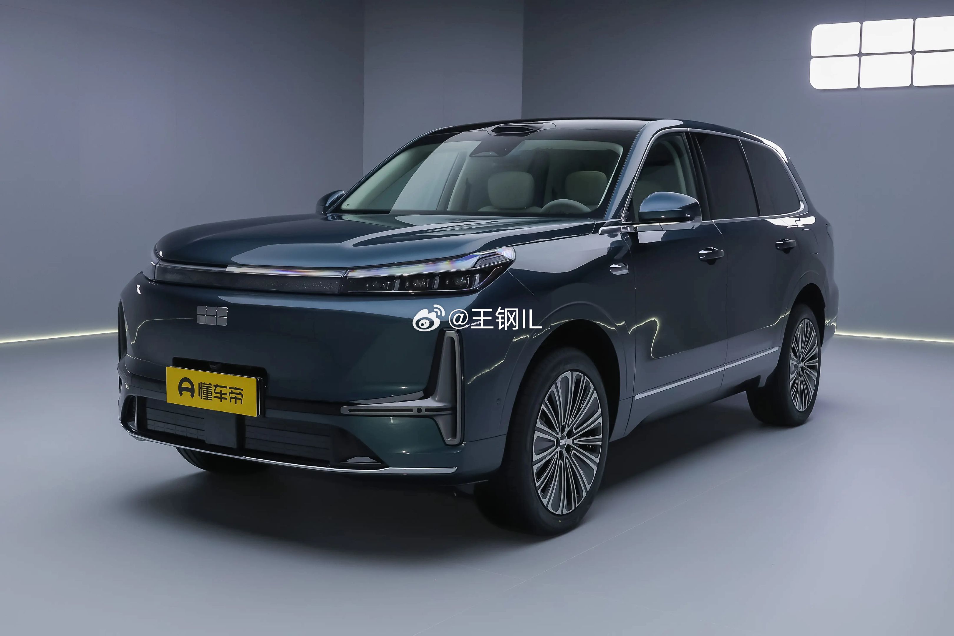 吉利银河M9。它的尺寸和长度感觉都和理想L9差不多啊，不知道定价会是怎么样的？吉