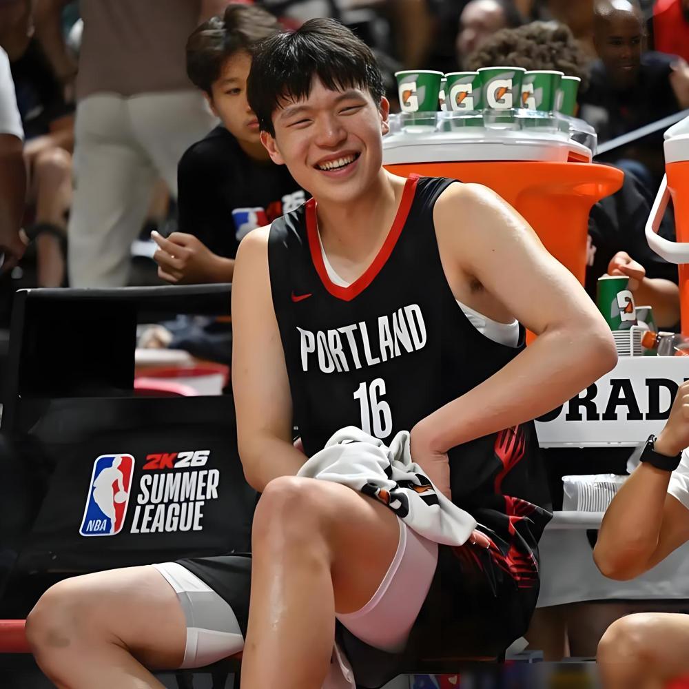 开拓者更衣室真炸了。拿着1.6亿顶薪的格兰特，直接被摁在板凳上，竟是为了给新人阿