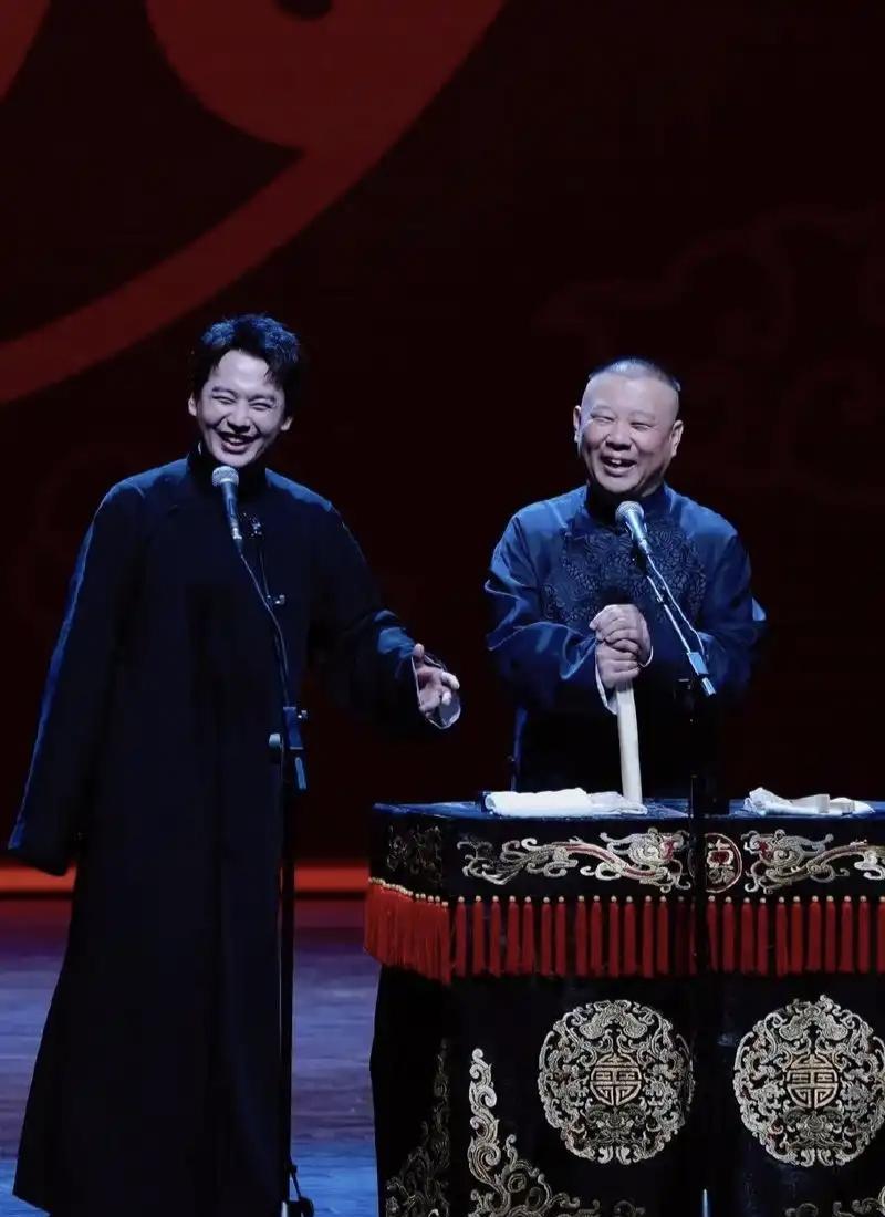 能把郭德纲噎个半死的，恐怕只有郭麒麟了。饭桌上，老郭敲着碗边催婚：“你快30了