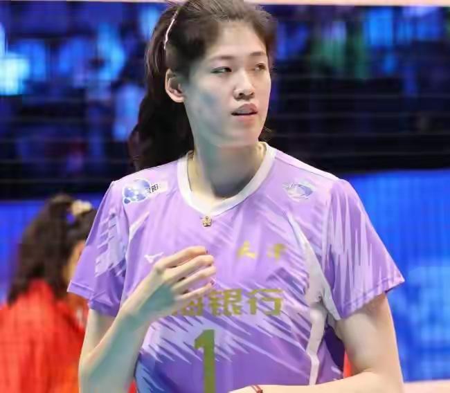女排亚锦赛14人阵容曝光瞬间引发热议，李盈莹、吴梦洁两大主攻回归补强强攻线，实力
