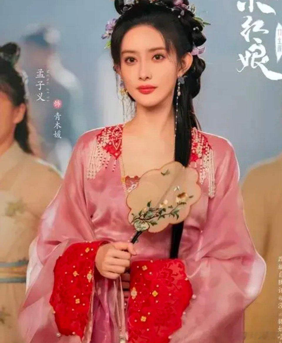 桃花映江山：左相沈在野权倾朝野，手段狠辣，被世人视作奸佞，人人惧他、恨他，他的后
