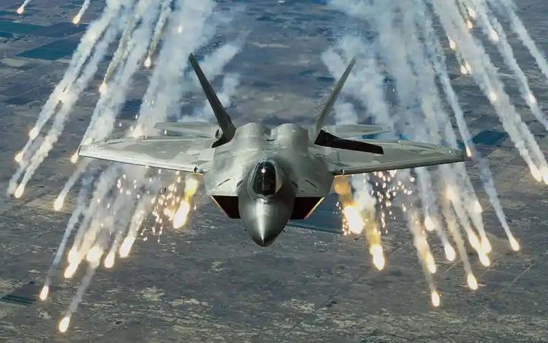 八架F22，能否干掉一架中国六代机？中国六代机碾压F-22，八换一纯属幻想。代差