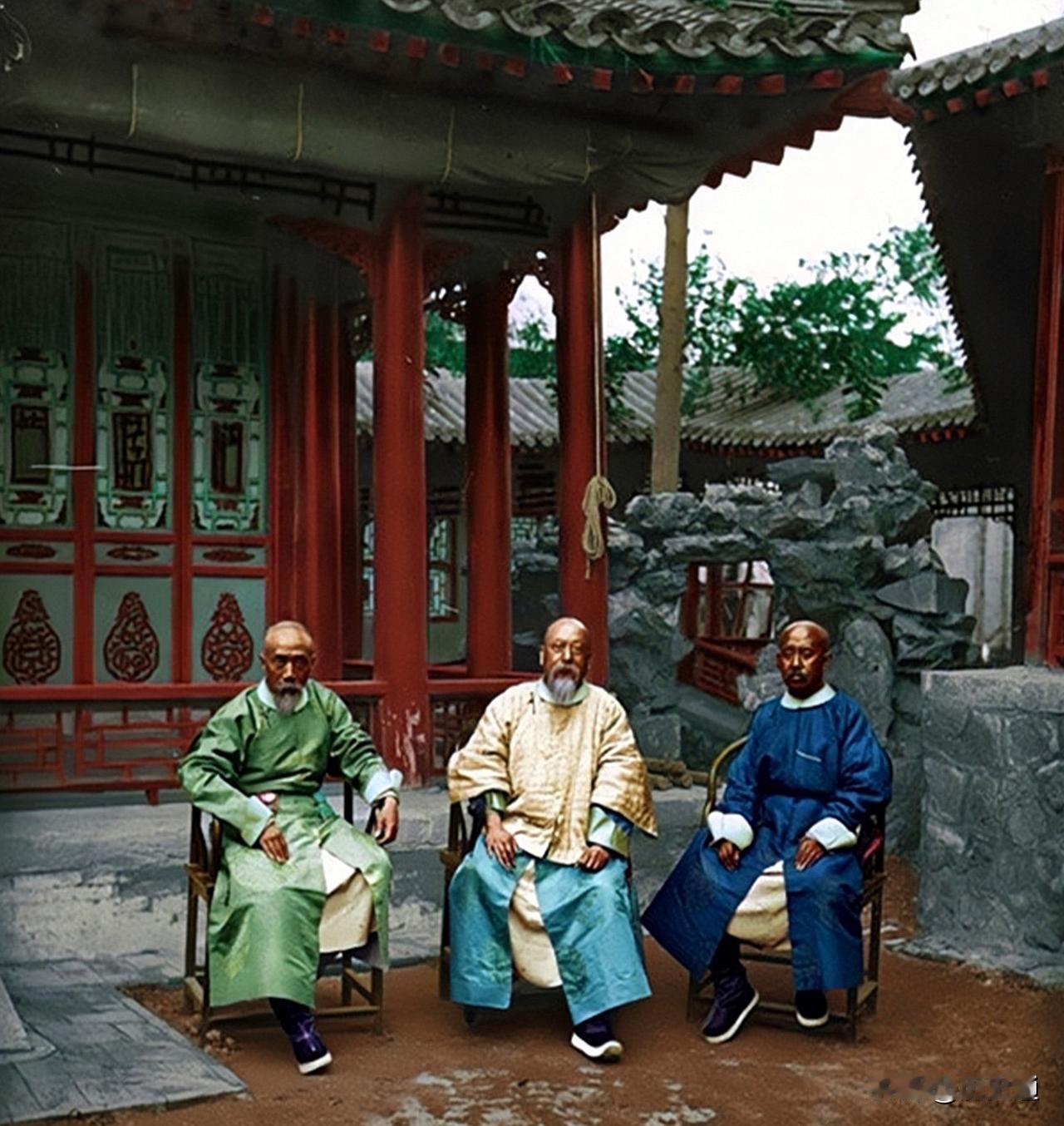 这是晚清三位重臣，左边是“驴车宰相”沈桂芬、中间是避同治帝“醇”讳改名的董恂，右