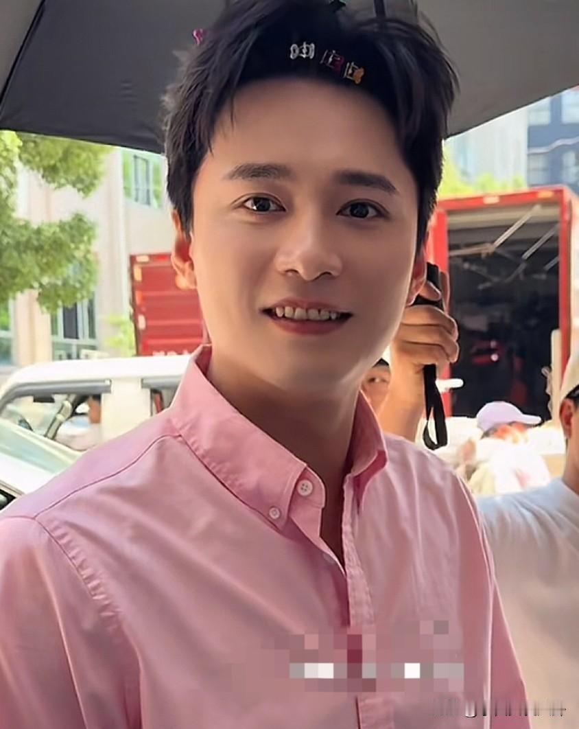 我表妹是化妆师她在剧组亲眼见过王皓祯她说个大实话，王皓祯私底下跟短剧里完全不