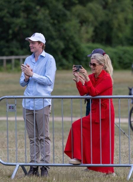 英国王室正值桑德灵厄姆赛马选拔赛第3️⃣天，今天爱丁堡公爵夫人苏菲和