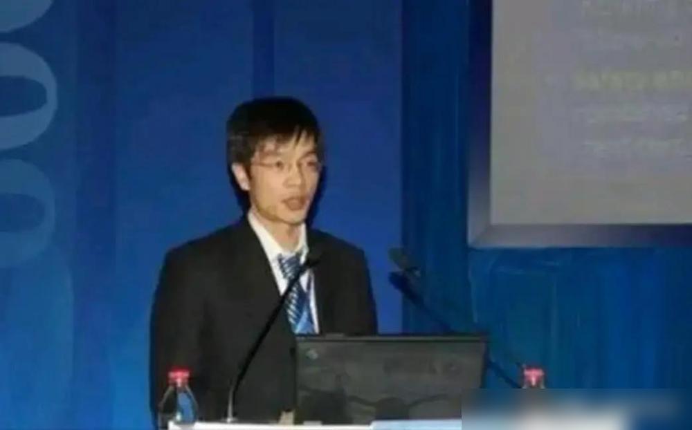 他是京东001号员工，名叫张奇，当年刘强东在中关村卖碟片的时候，张奇就是刘强东招