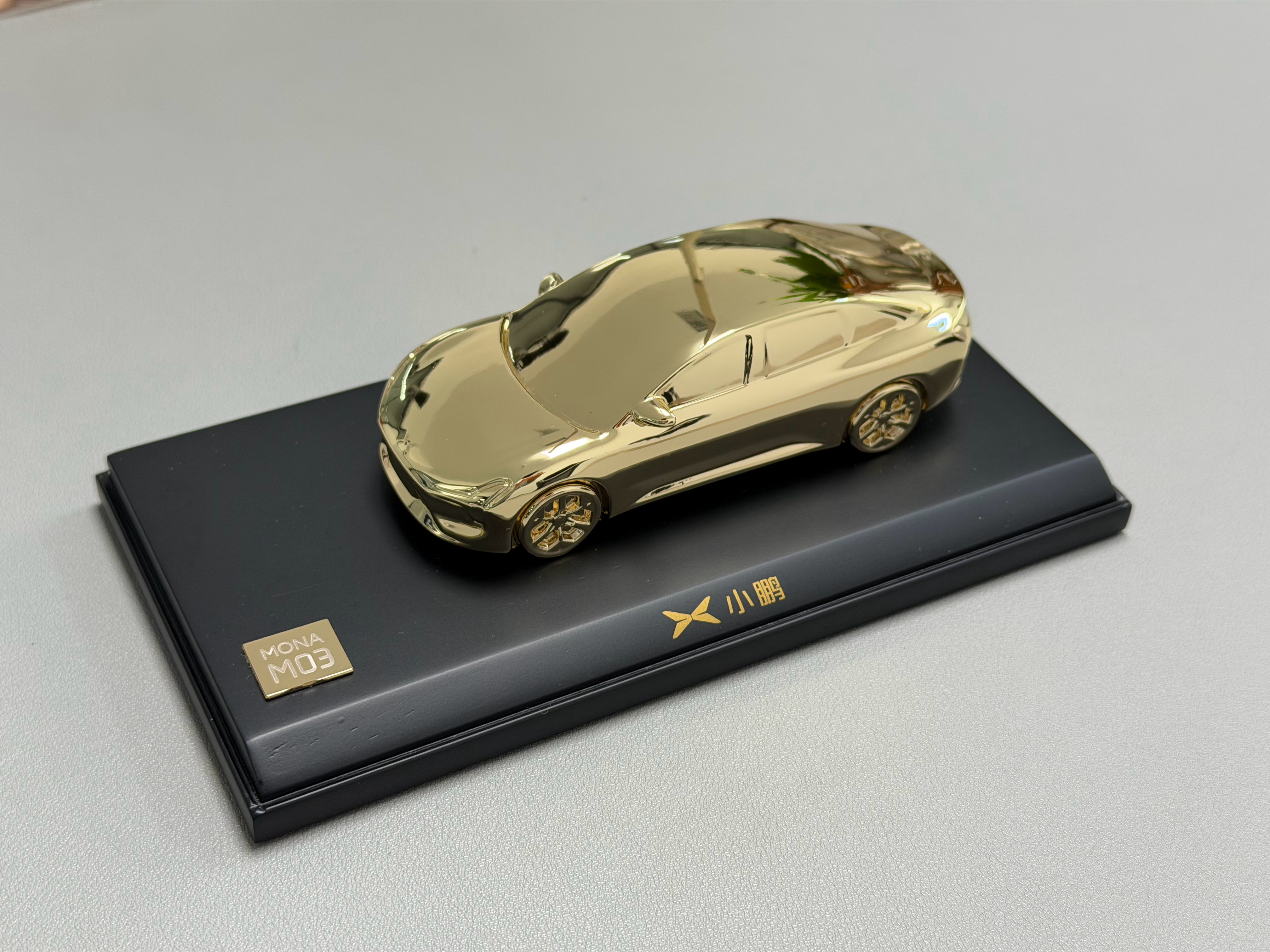 ，我也收到了，蛮精致的，金色车模，不是金的，别误会，不然这得百万级了