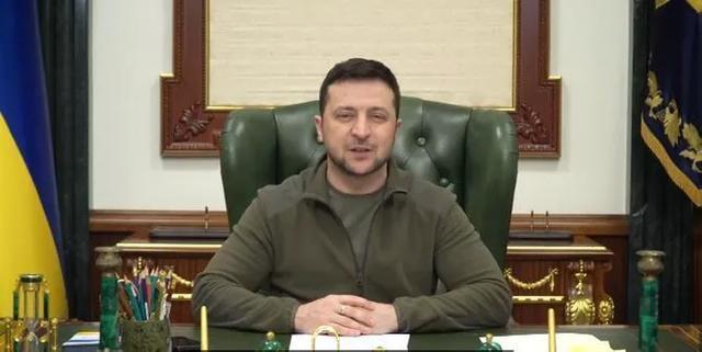 泽连斯基的底线全变了！两年前躲在基辅地堡里对着全世界放狠话，寸土不让，要把俄军全