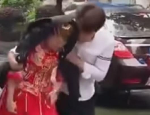 真没想到，一场婚礼能让一个姑娘拼到这份上。结婚当天，父母突然变卦要加彩礼，撂下狠