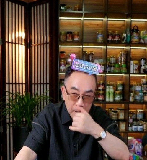 郭德纲教会了杨议一个道理。杨议直播称：我以前觉得班主说的相声真好，但有些同行