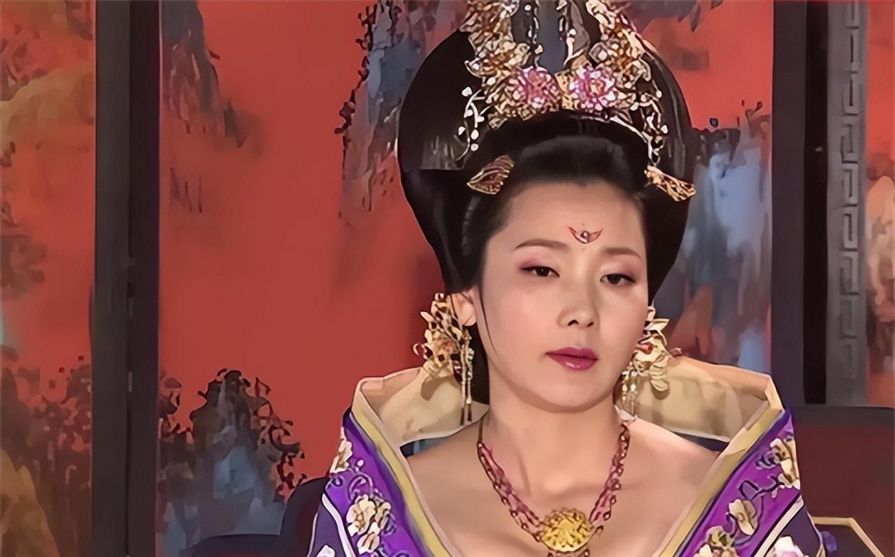 724年，唐玄宗的结发妻子王皇后被废为庶人，在摘下凤冠的那一刻，她突然将其摔到地