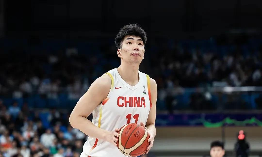 中国男篮踉荷兰队热身赛各队员打分1余嘉豪9.5分拿到中国队全场最高分16分