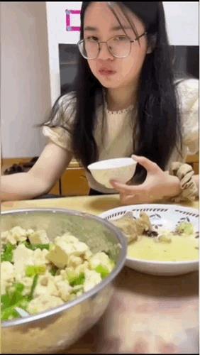 狗：我去哄哄她，你别啃那么干净啊[狗头]